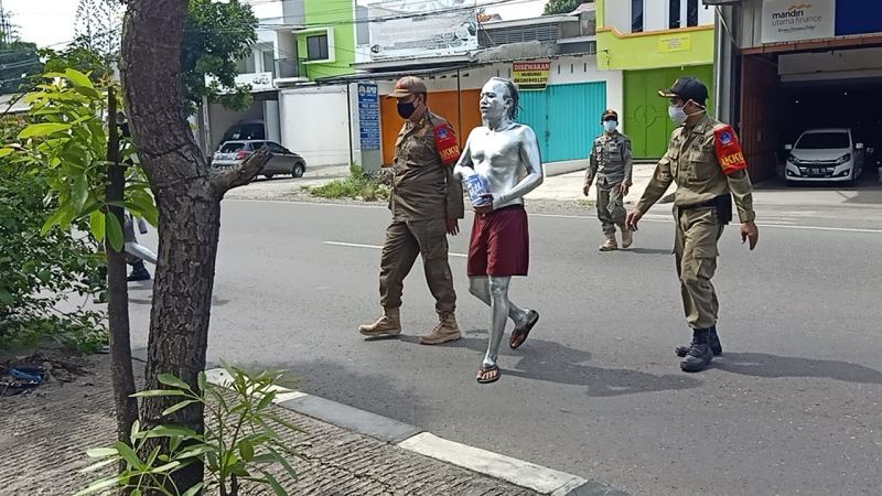 Terapkan Prokes, Satpol PP Kota Cirebon Razia Manusia Silver