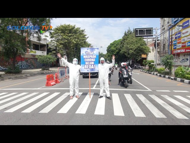 Aksi Warga Solo Pakai Hazmat di Tengah Jalan