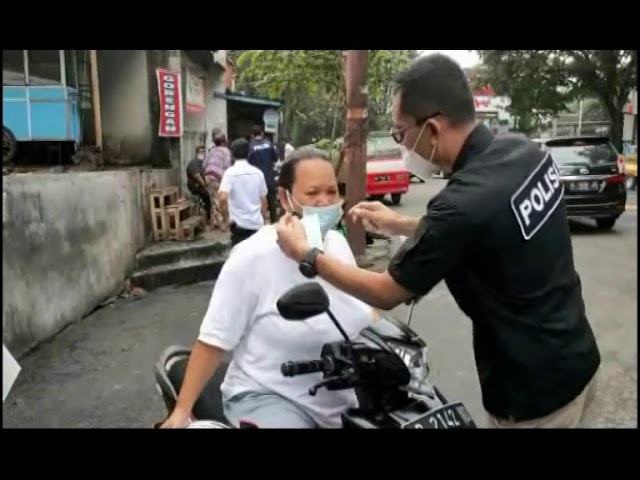 Tekan Sebaran Covid19, Polisi Bagi masker Di Pasar Tradisional