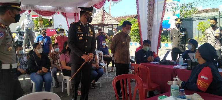 Puluhan warga pendatang ikuti vaksinasi Covid 19 ,datangi Gerai Vaksin Community Presisi Polres Klungkung .