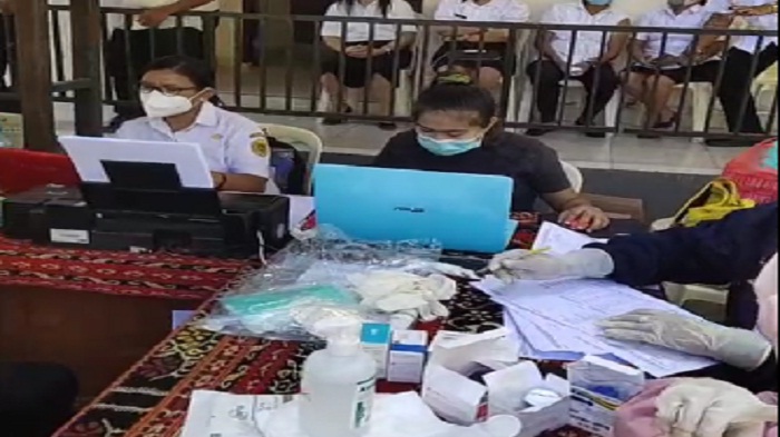 Guru dan Pegawai Ikut Vaksin di Dinas Pendidikan Kota Kupang