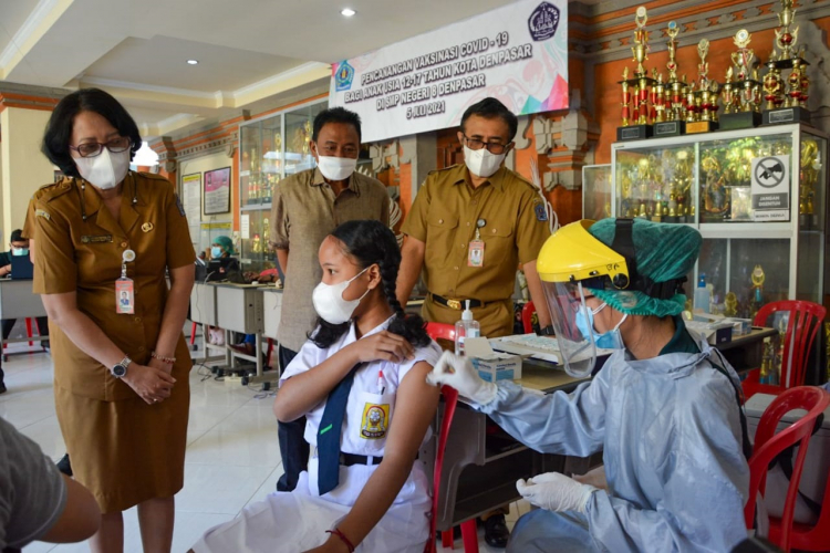 Vaksinasi Covid-19 untuk Usia 12 - 17 Tahun di Kota Denpasar Resmi Dimulai