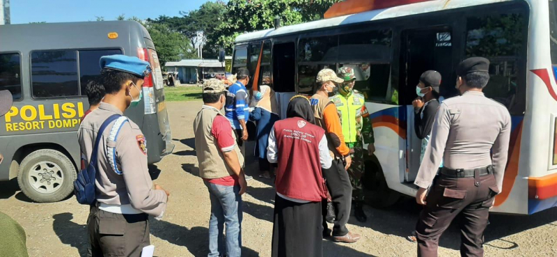 TNI - Polri Perketat Prokes di Terminal Hingga Pasar di Dompu
