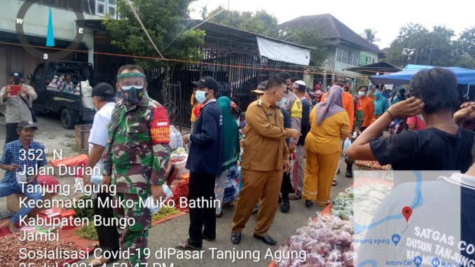 Camat Muko Muko Bungo Sosialisasikan PPKM di Pasar Tradisional