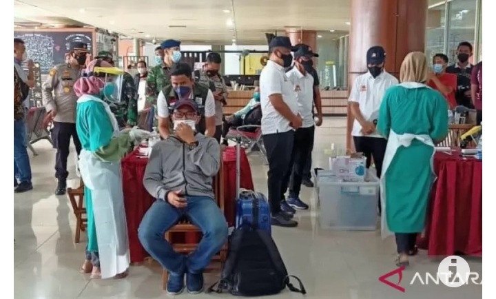 12 penumpang Pesawat di Bandara SSK II Pekanbaru terjaring positif COVID-19