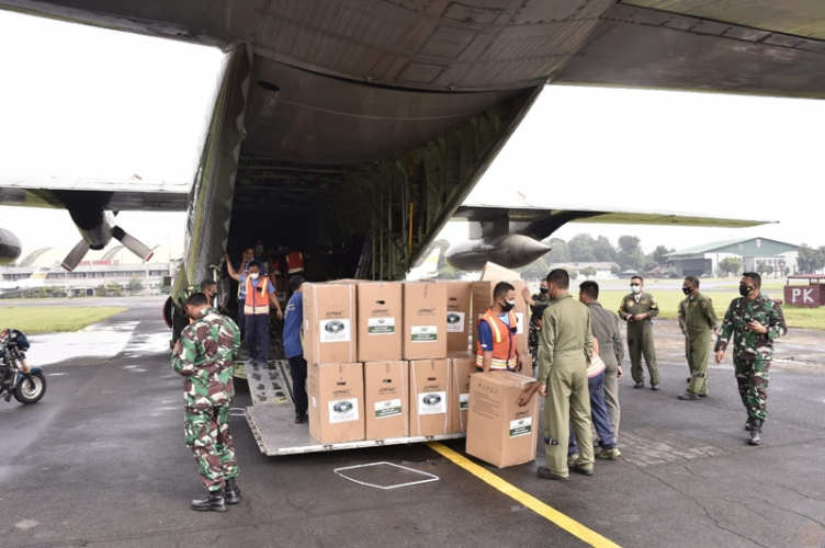 TNI Kirimkan Bantuan Peralatan Medis ke Padang dan Medan