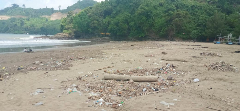 Selama PPKM, Pantai Gemah Dipenuhi Sampah