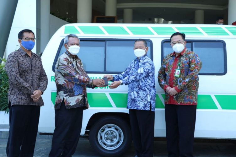 Bantu Penanganan Covid-19, UMS Hibahkan Ambulans ke RSPKU Wonogiri