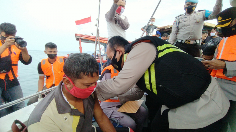 Para Nelayan Kaget Didatangi Kapal Patroli untuk Disuntik Vaksin