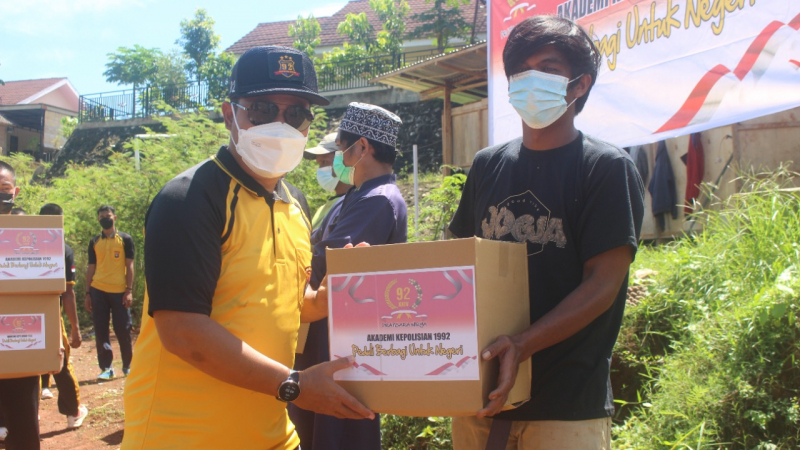 Alumni Akpol 92 Sulbar Bantu Warga Terdampak Pandemi