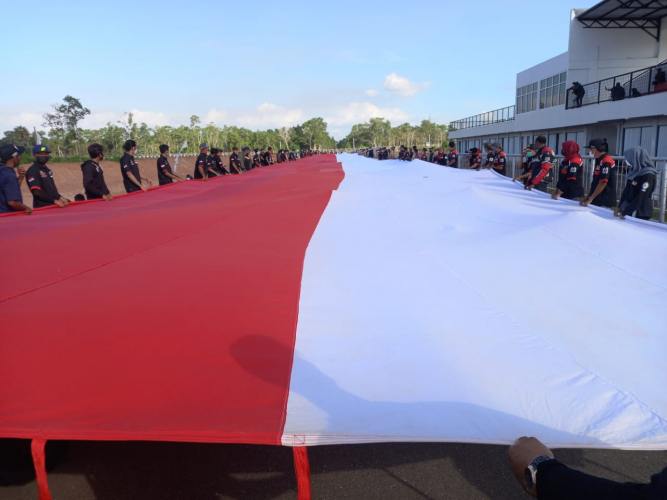 Paguyuban Otomotif Merauke Bentangkan Bendera Merah Putih 76 Meter di Sirkuit Saiful Umam-Viral News