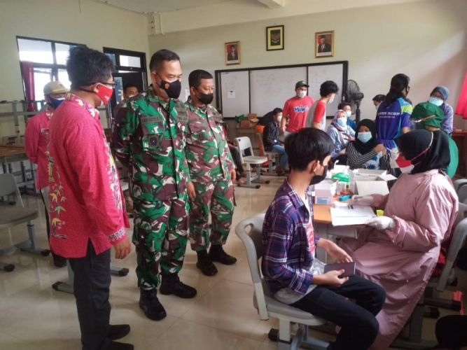 Koramil 08/Duren Sawit Kerja Sama Dengan Puskes TNI Gelar Vaksinasi