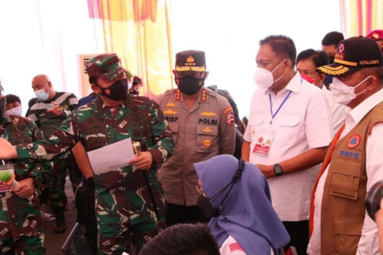 Putus Mata Rantai Covid - 19, Panglima TNI  Didampingi Gubernur Sulut Pantau Vaksinasi di Sulut