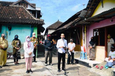 Jokowi Pastikan Vaksinasi Lancar, Tinjau Door to Door