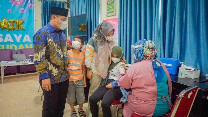 KISAH Bupati Lingga, Muhammad Nizar: Ajak Istri Antar Sendiri Anak Ikut Vaksinasi di Puskesmas Daik