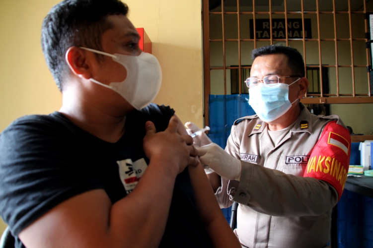 Puluhan Tahanan di Polres Banggai Jalani Vaksinasi