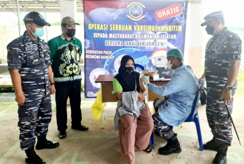 Serbuan Vaksinasi Maritim Digelar Lanal Banjarmasin di Pasar Pondok Mangga