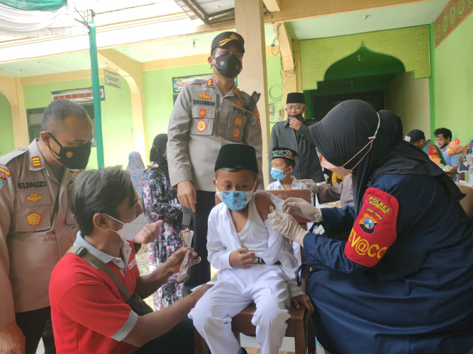 Bersama Kapolres Ratusan Siswa MI Al-Rosyid Ikuti vaksinasi Anak