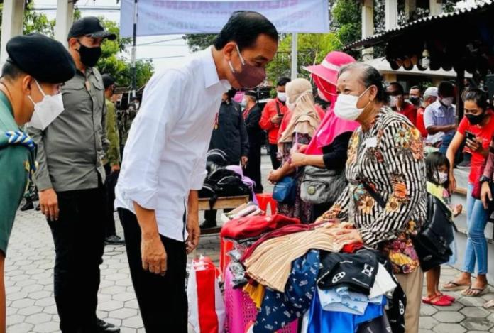 Senangnya Pedagang Saat Terima BLT Rp1,2 Juta, Jokowi : Ini untuk Tambahan Modal ya