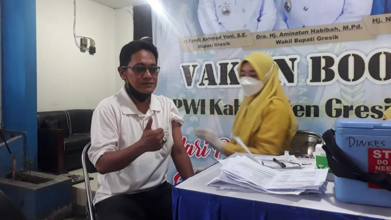 Ketua PWI Gresik Sulap Kantor Wartawan Demi Bantu Vaksinasi Lansia