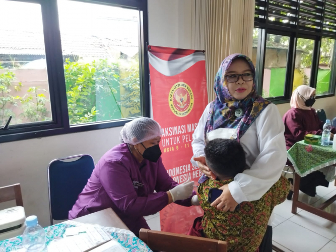 Siswa Dari Lima Sekolah Dasar di Kabupaten Tangerang Jalani Vaksinasi Oleh Binda Banten