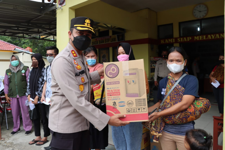 Kapolres Inhu Tinjau dan Bagikan Doorprize Vaksinasi Covid-19 di Polsek Batang Gansal