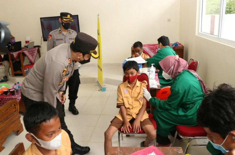 Dampingi Vaksinasi Anak, Kapolres Ponorogo meminta Murid SD tidak takut disuntik