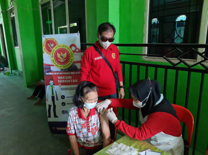 Vaksinasi Door to Door Sasar Kampung Trengginas, Ketua RT Bersyukur Warganya Bisa Dapat Booster